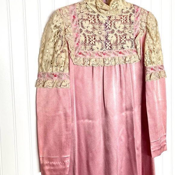Vintage 70s Pink Satin Prairie Dress Crochet Lace Ruffle Flower Ribbon High Neck - Picture 10 of 14